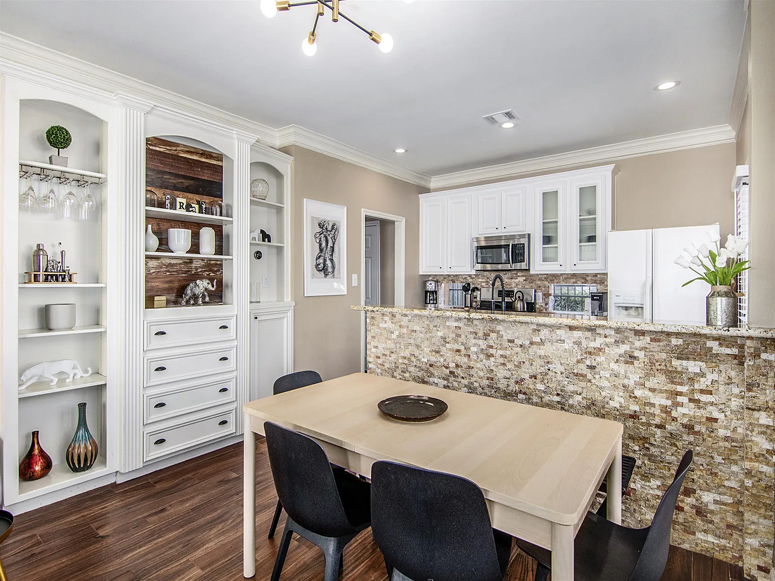 3 bed, 2.5 bath, 1488 sqft, $4,300 — Photo 4