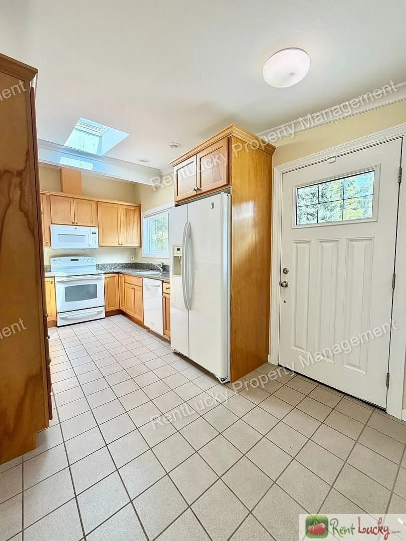 Amazing 4 Bedroom Home In Bellevue! Fantastic Balcony And Large Family Room! — Photo 2
