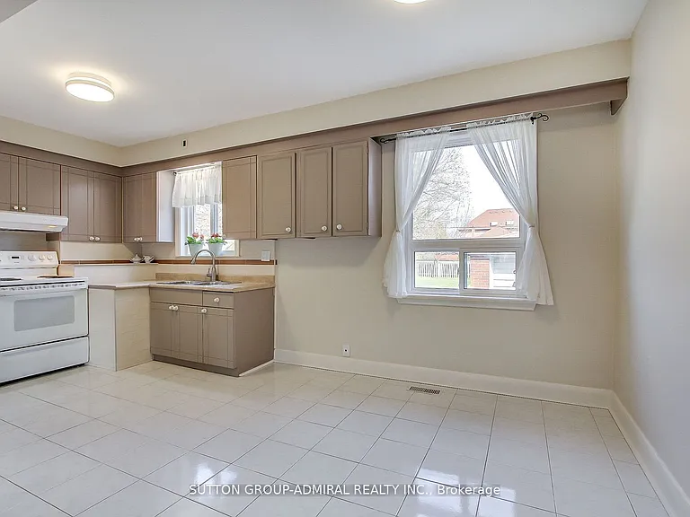 194 Cocksfield Ave #MAIN FLOOR — Photo 12