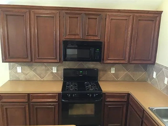 3 bed, 2.0 bath, 1824 sqft, $1,990 — Photo 2