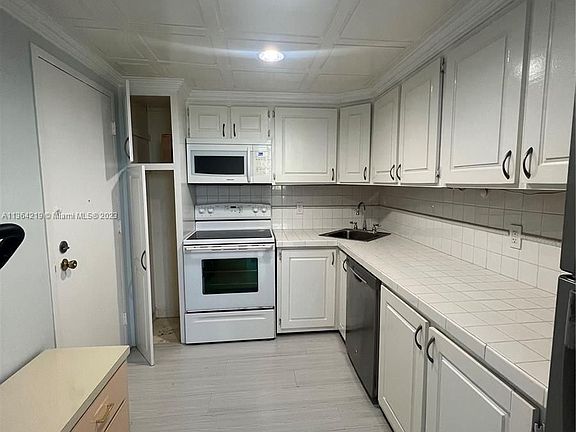 4th image of 800 West Ave APT 434