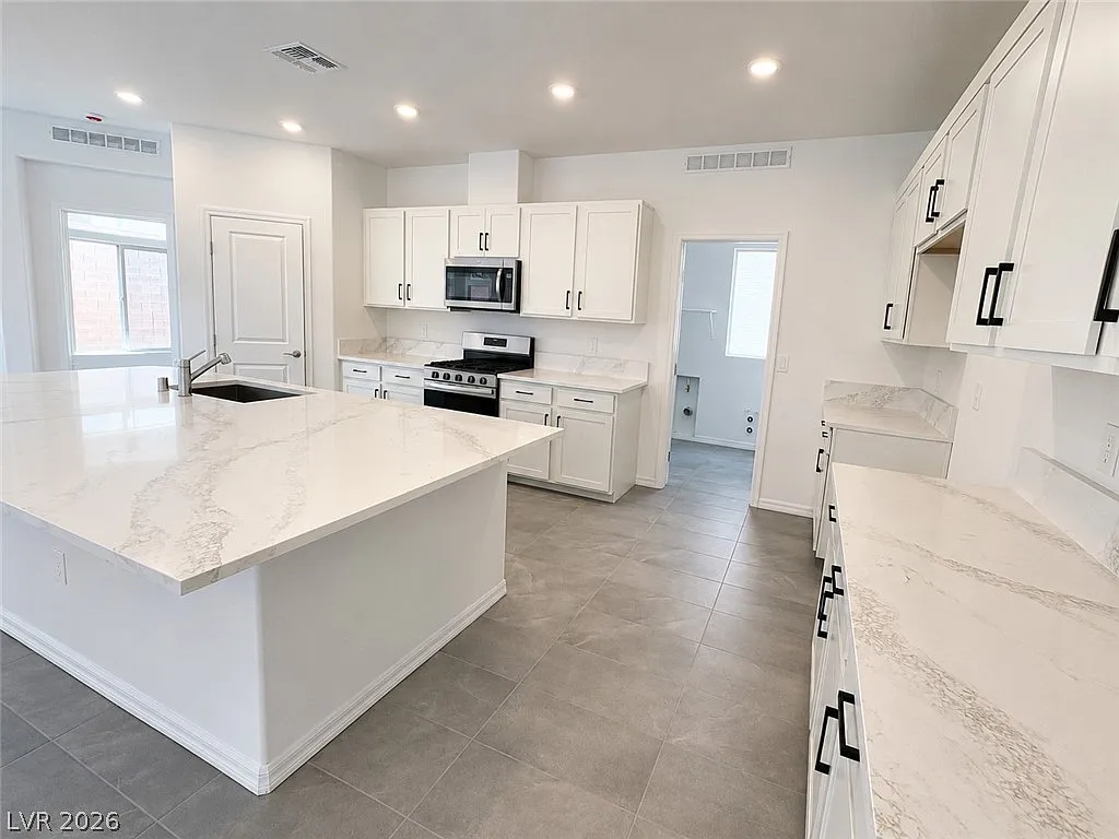 4 bed, 3.5 bath, 2988 sqft, $3,002 — Photo 2