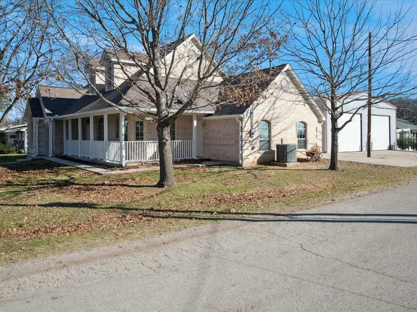 437 S 1st St, Krum, TX 76249