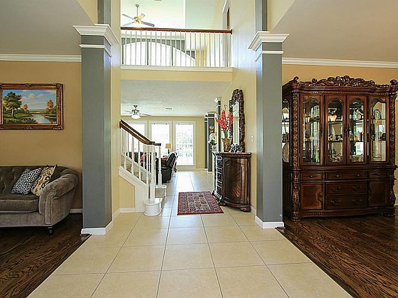 Grand two story entry way features beautiful crown molding