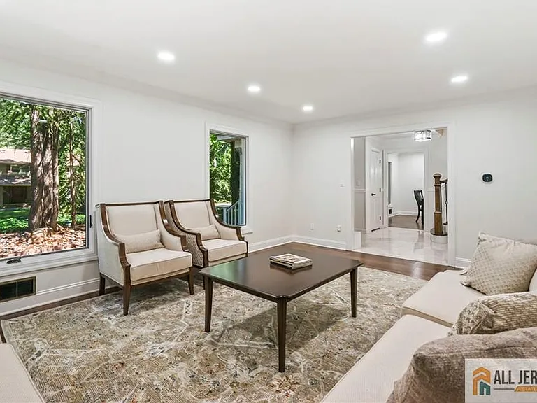 16 Phyllis Pl — Photo 5