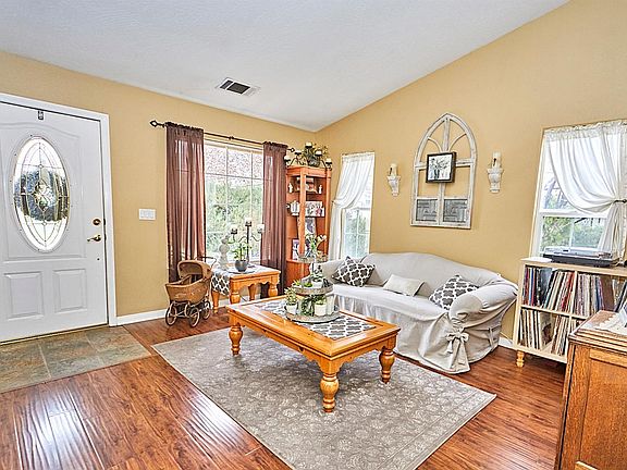 4th image of 18465 Richmond Ct