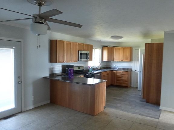 Dining area/kitchen (28x14)