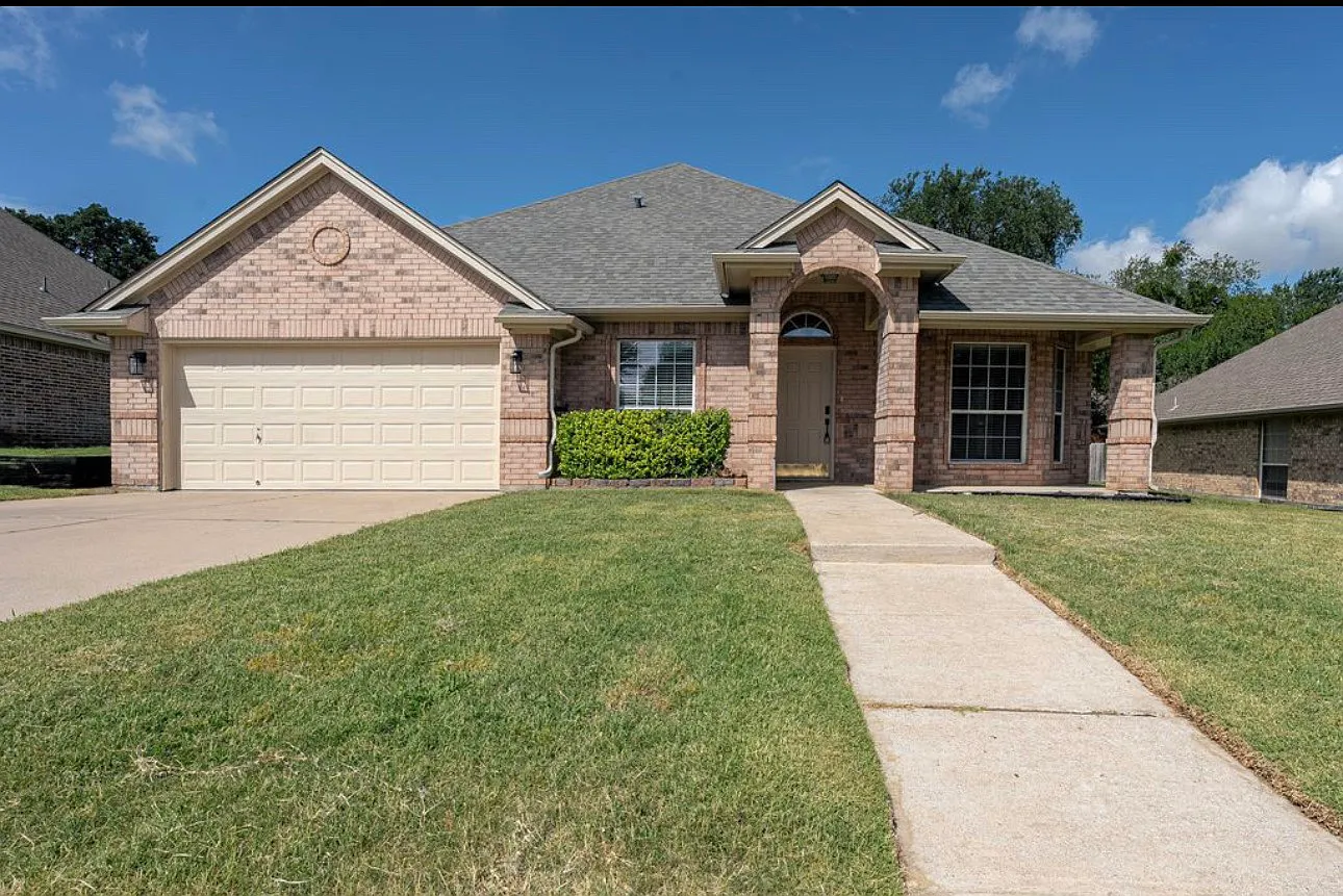 4 bed, 2112 sqft, $2,395 — Photo 1