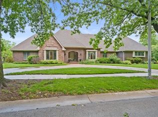 8214 W 99th St, Overland Park, KS 66212