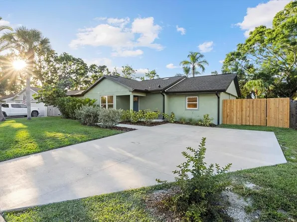 2915 Woodpine Cir, Sarasota, FL 34231