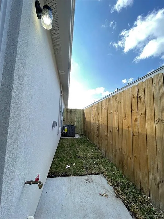 Building Photo - 1424 Alta Vista Dr #1