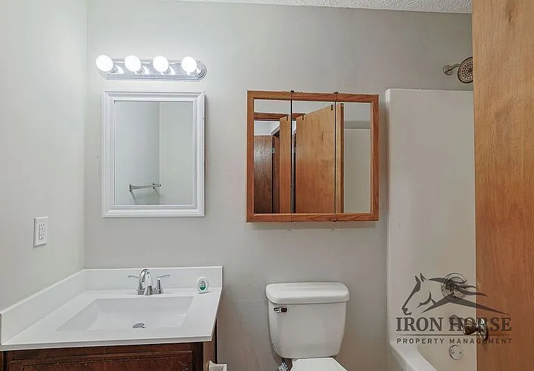 229 N Burson Ave #B — Photo 11