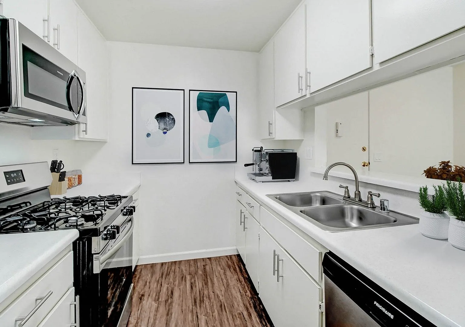 Merridy Court — Photo 2
