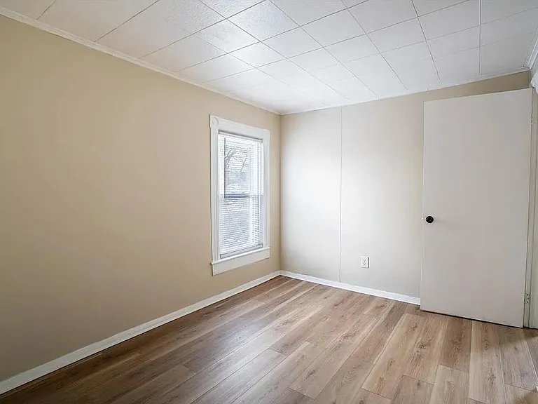 327 William St — Photo 14