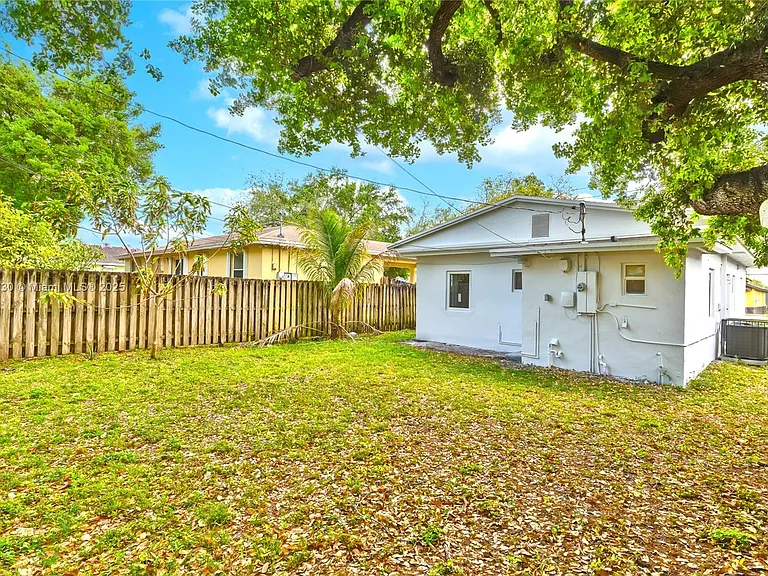 2243 Greene St — Photo 25