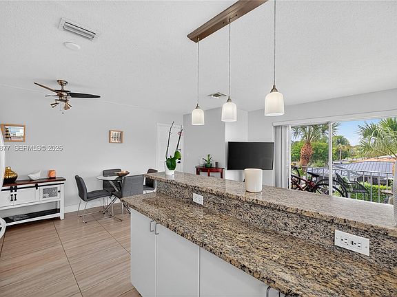 3rd image of 2715 NE 49th St APT 309