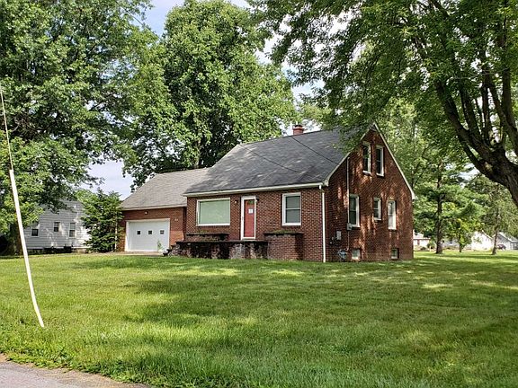 2nd image of 814 Greenlawn Ave NW