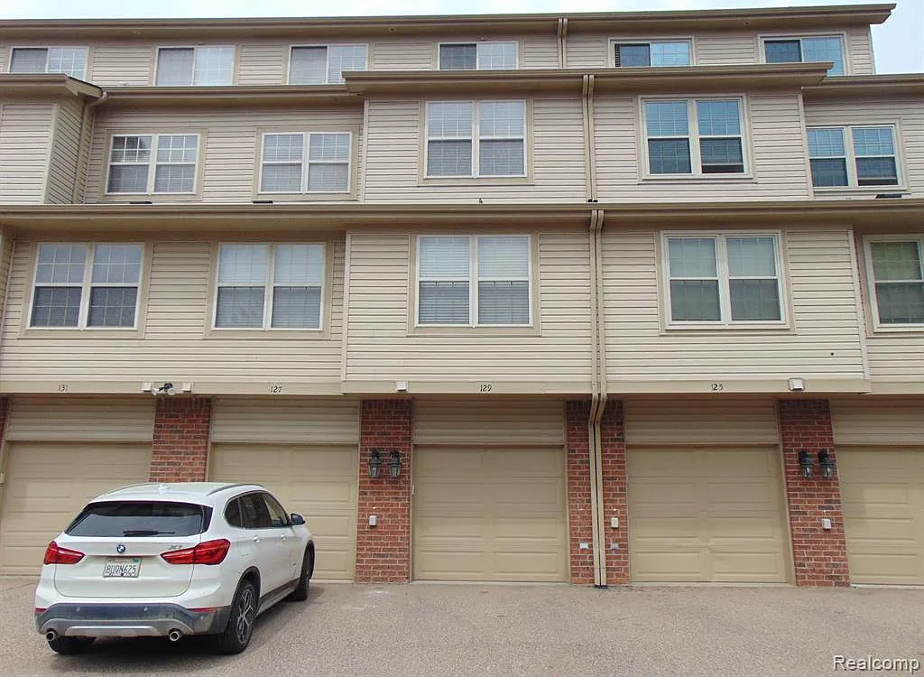3 bed, 2.0 bath, 1641 sqft, $2,400 — Photo 3