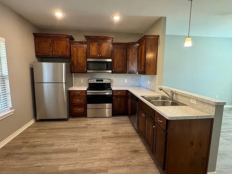 572 Ivy Ln — Photo 1
