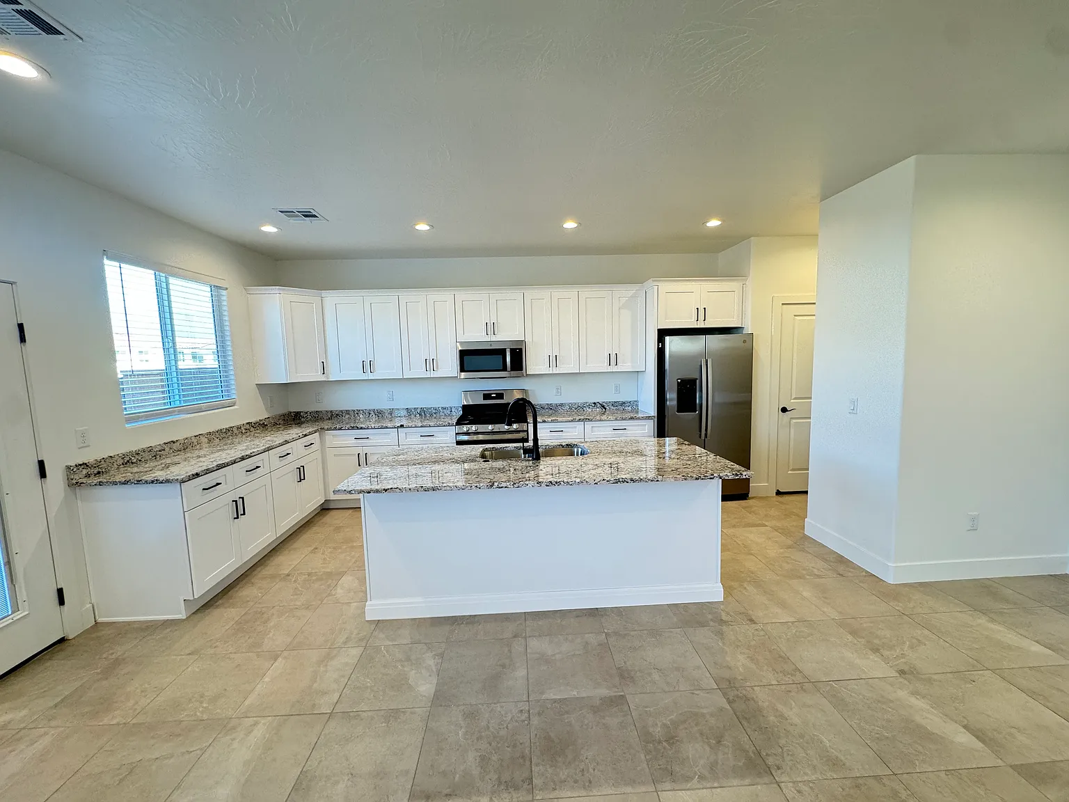 Modern End Unit Townhome! 4 Beds 2.5 Baths 2 Car Garage! — Photo 2