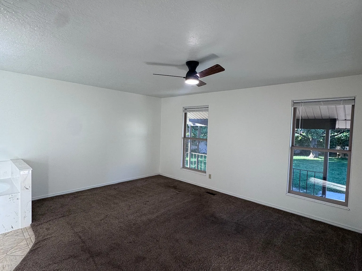 2 bed 2 bath - upstairs unit — Photo 2