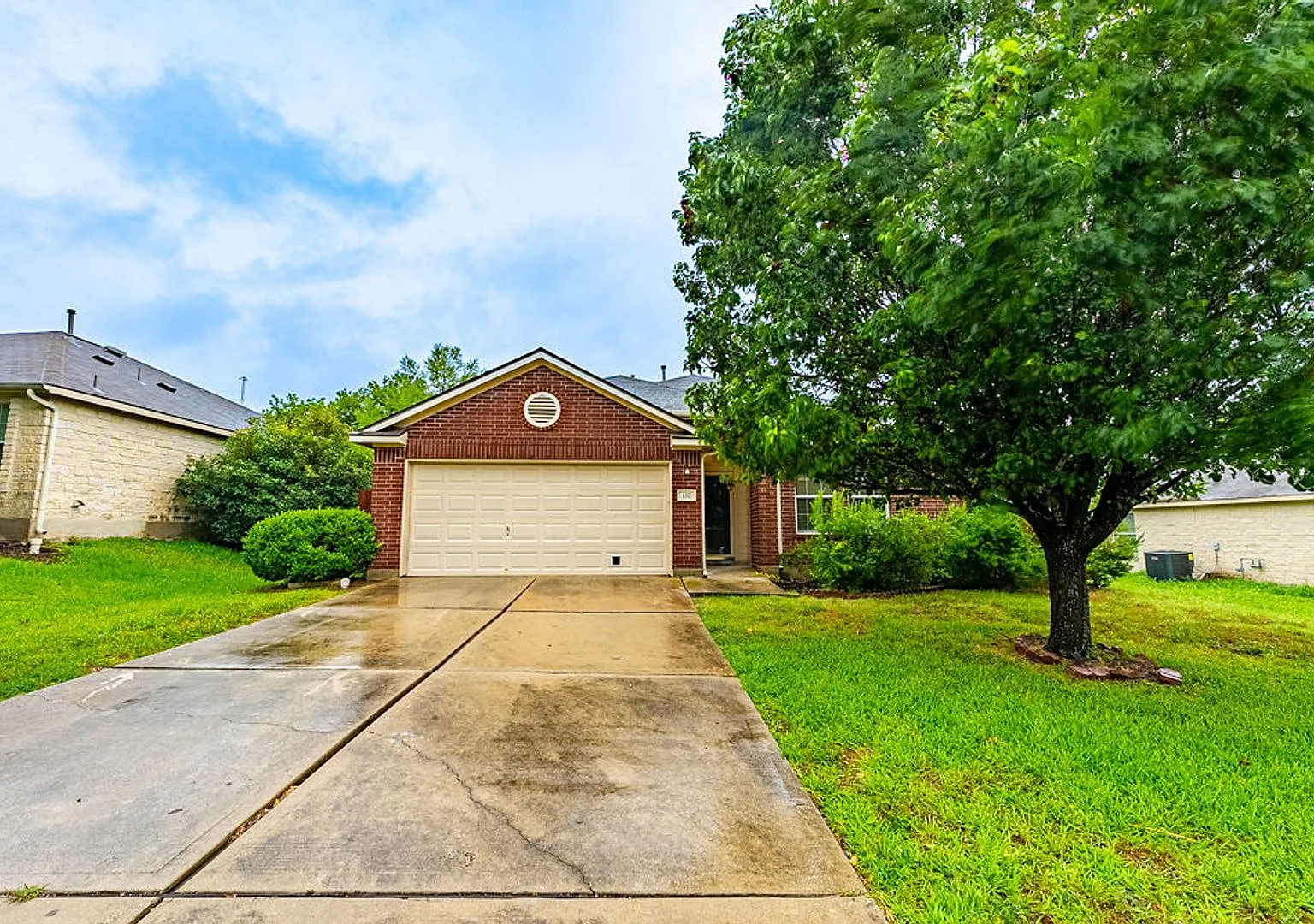 Discover Your Kyle Oasis: Luxury Living in a 4-Bedroom Gem with Garden Tub & Fenced Yard! — Photo 3