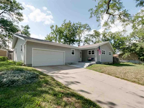 1929 Blue Hills Rd, Manhattan, KS 66502