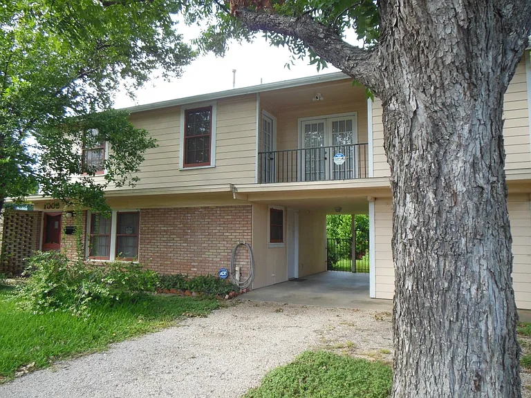 1005 Houston St — Photo 2