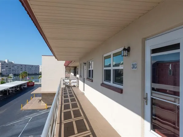 3010 59th St S APT 303, Gulfport, FL 33707