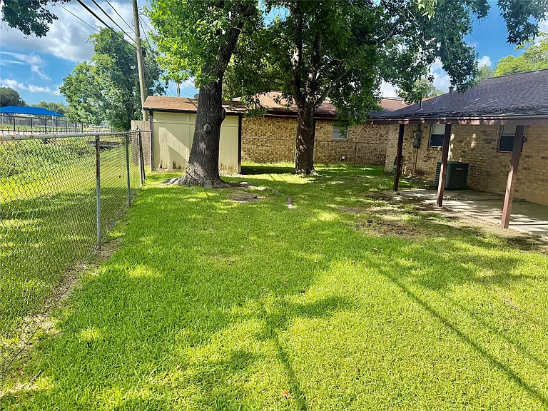 501 E Oak St — Photo 18