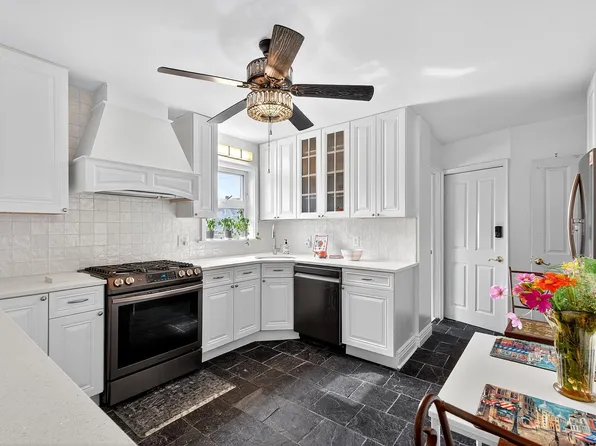 687 Avenue East image 8 of 32