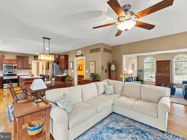 117 Cool Spring Dr, Stephens City, VA 22655
