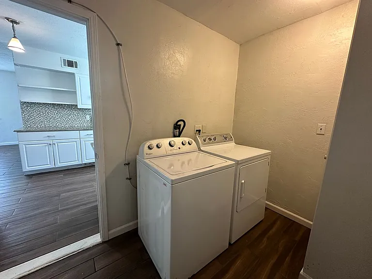 2108 Westchester Dr — Photo 14