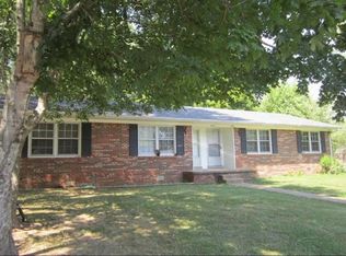 1604 Deer Hollow Dr, Lawrenceburg, TN 38464
