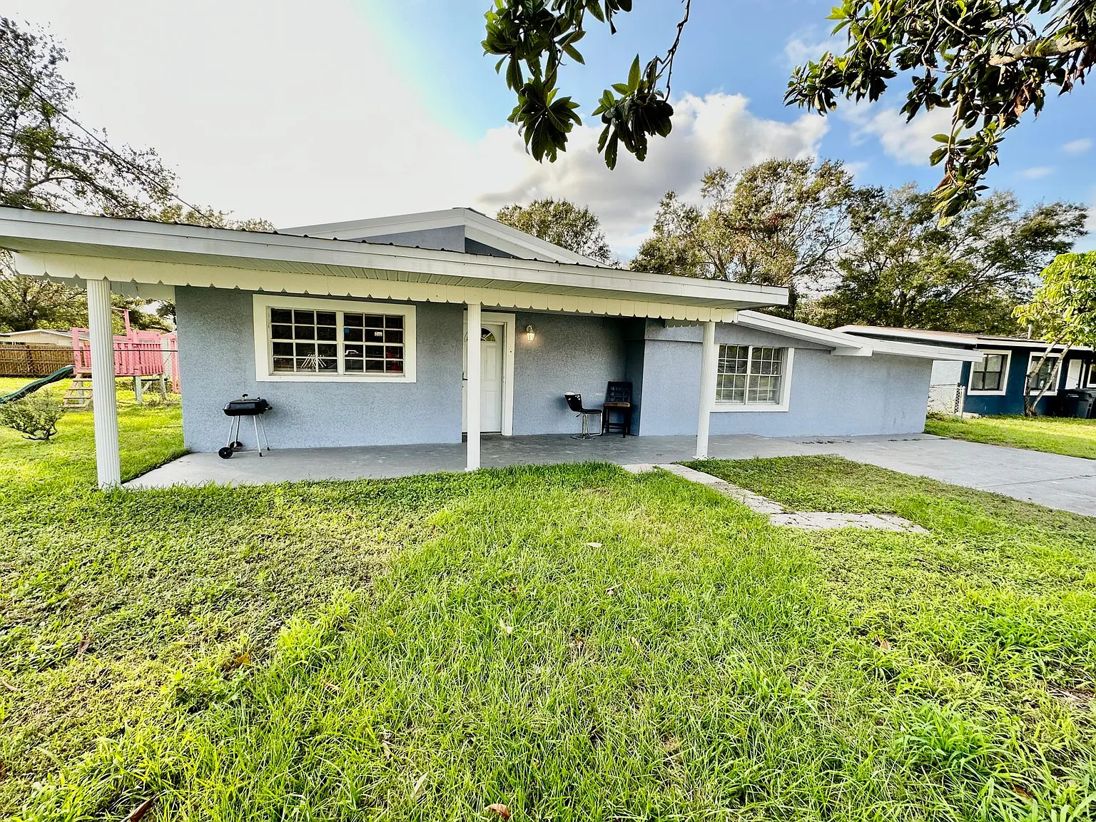 5 bed, 2300 sqft, $2,000 — Photo 1