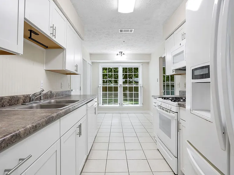 1 Cambridge Ct — Photo 8