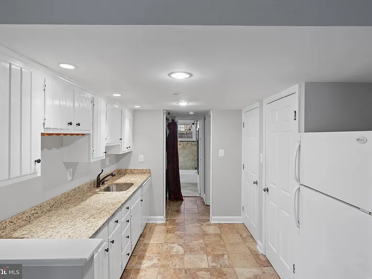 101 Roberts Ct — Photo 32