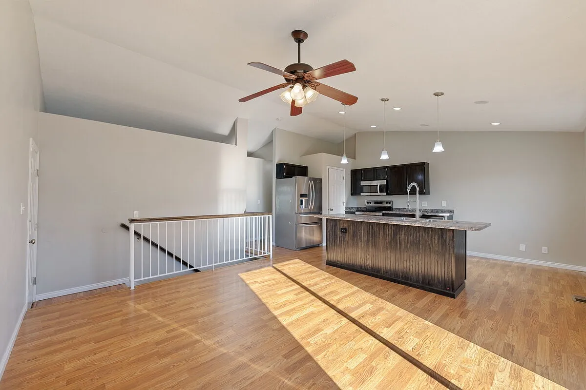 5 bed, 3.0 bath, 2392 sqft, $2,850 — Photo 3