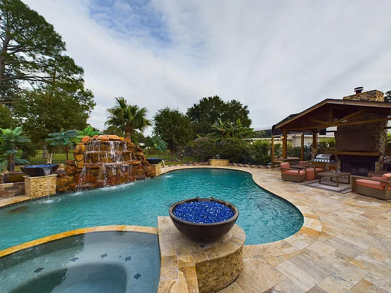 7702 Antoine Dr — Photo 40