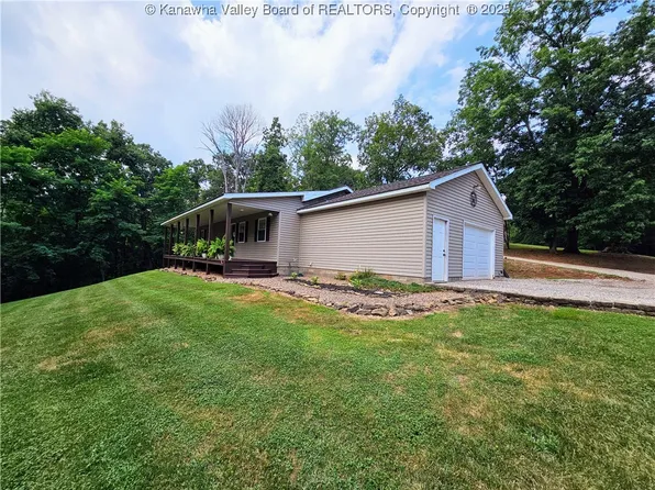 438 Tanglewood Dr, Point Pleasant, WV 25550