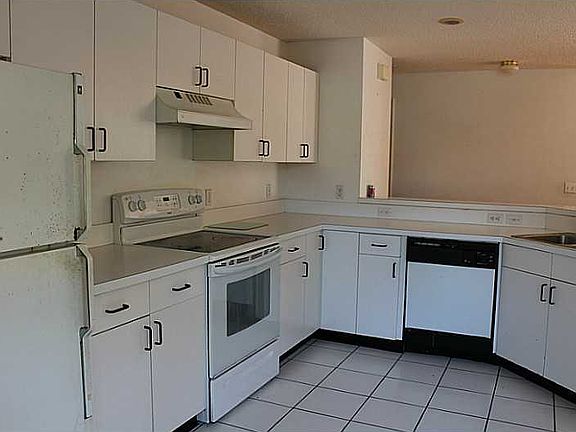 3rd image of 1315 E Lancewood Pl