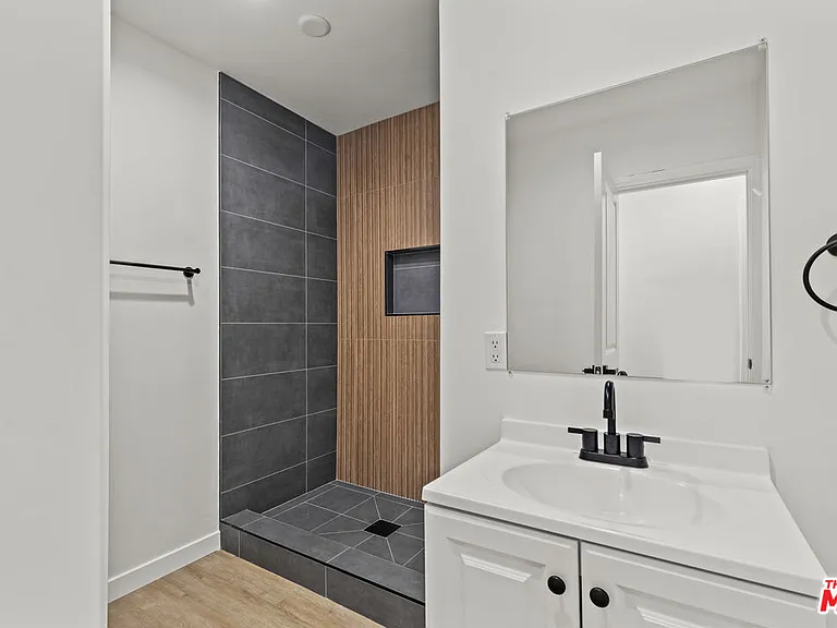 542 N Genesee Ave — Photo 12