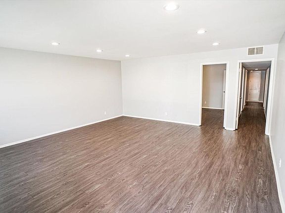 3rd image of 706 E Tujunga Ave APT A