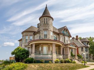 971 W 3rd St, Dubuque, IA 52001