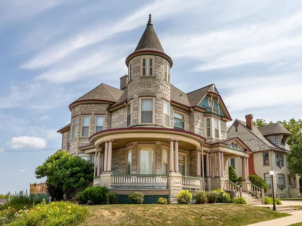 971 W 3rd St, Dubuque, IA 52001