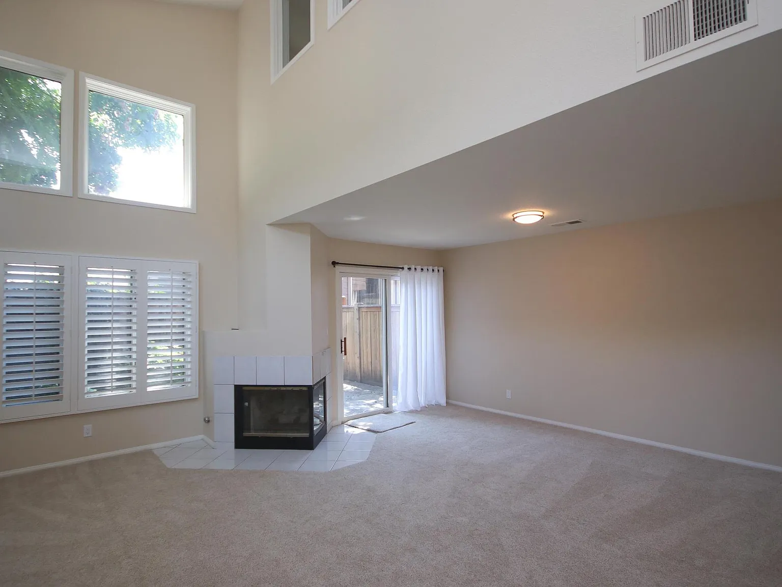 3 bed, 2.5 bath, 1660 sqft, $4,600 — Photo 4
