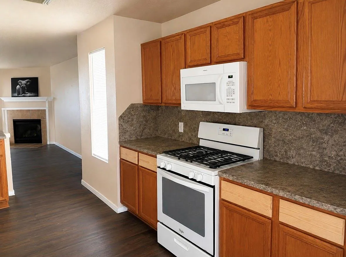 4 bed, 2.5 bath, 2053 sqft, $2,000 — Photo 3