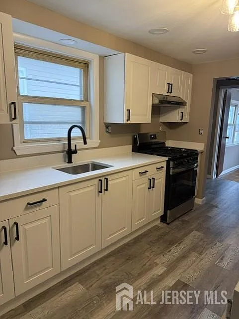 3 bed, 1.0 bath, 1924 sqft, $2,800 — Photo 2