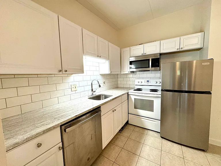 80 N Warren St #20 — Photo 6