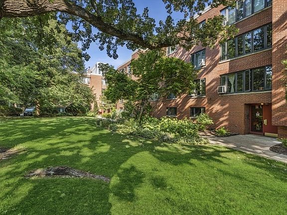 2nd image of 5510 S Woodlawn Ave #101